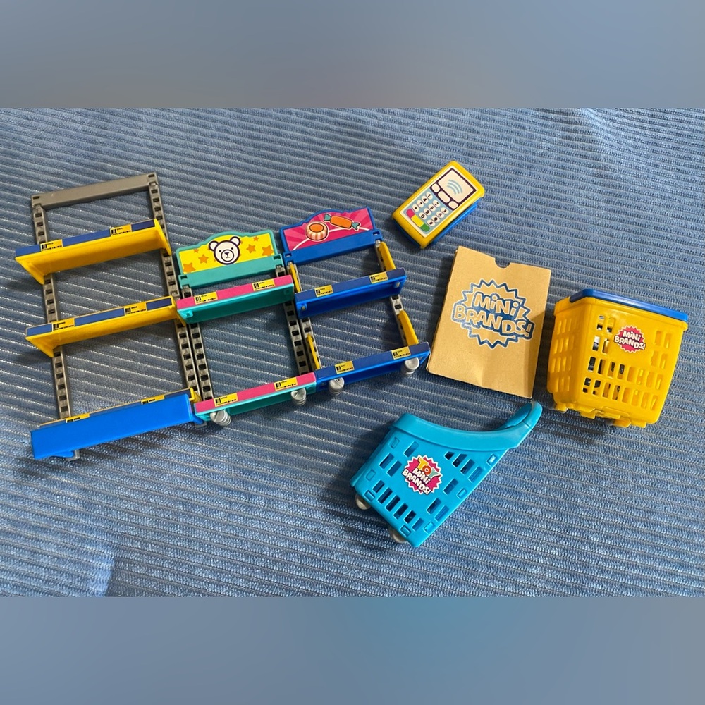 4.) Zuru Mini Brands accessories with paper bag & card reader